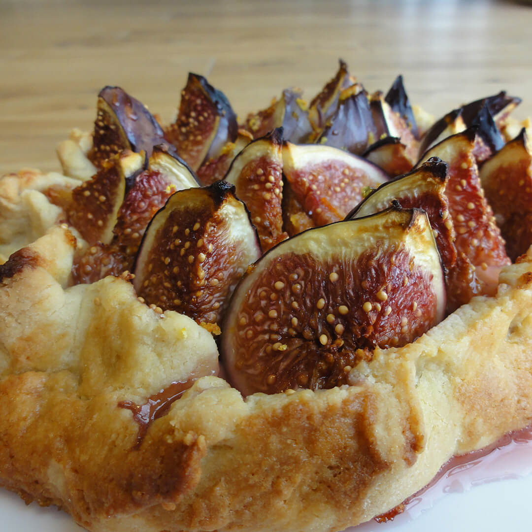 Fig tart: a pastry topped with sliced figs