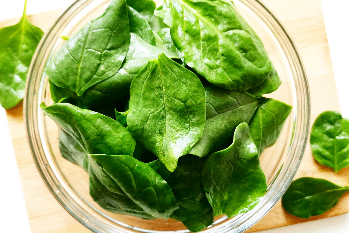 Spinach leaves in a glass bowl
