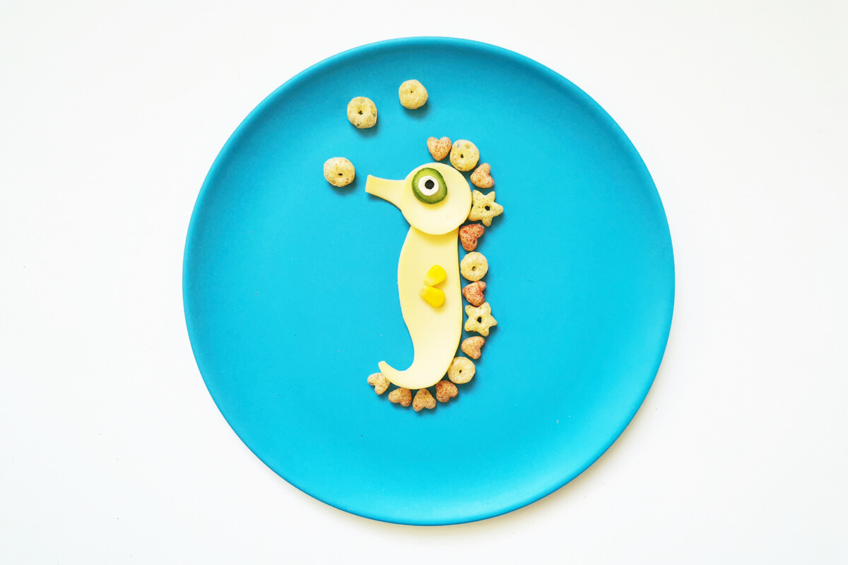 The organix veggie mini mix ups are placed around the back of the seahorse to create a coronet shape and 3 veggie mini mix ups are placed above the seahorse's head to create bubbles